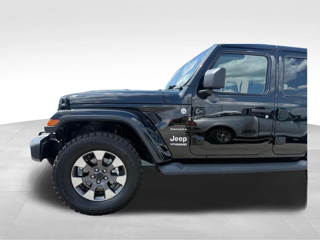Used 2018 Black Jeep Unlimited Sahara image 22