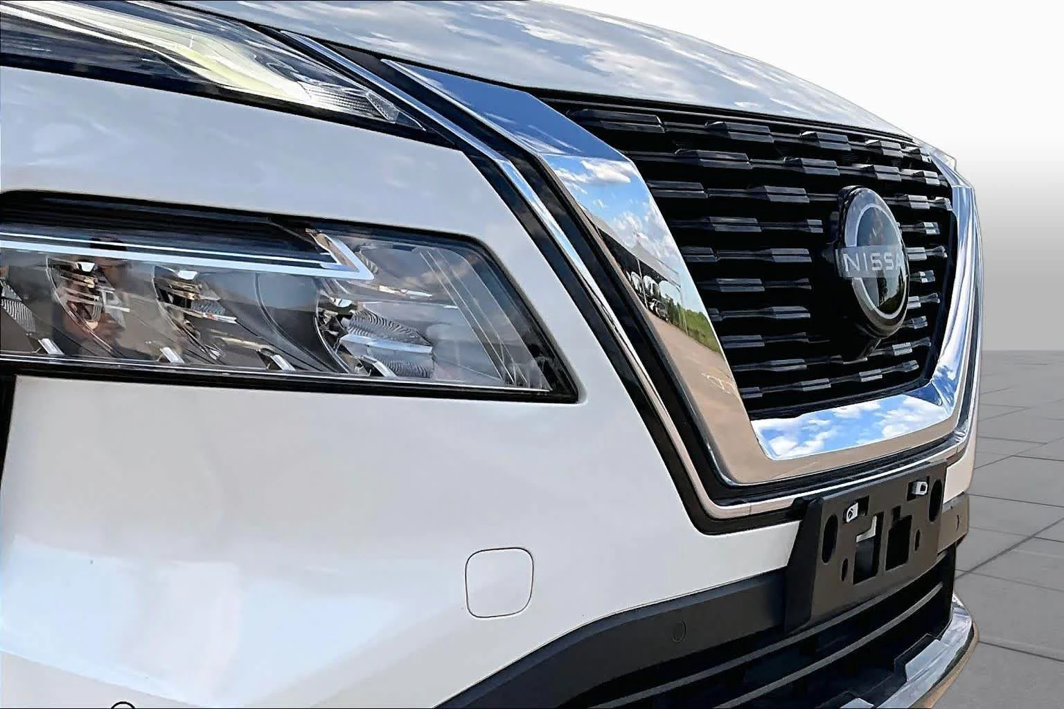 Used 2023 Pearl White Tricoat Nissan SL image 29