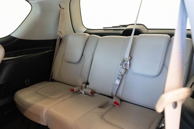 Used 2019 White Nissan Platinum image 27