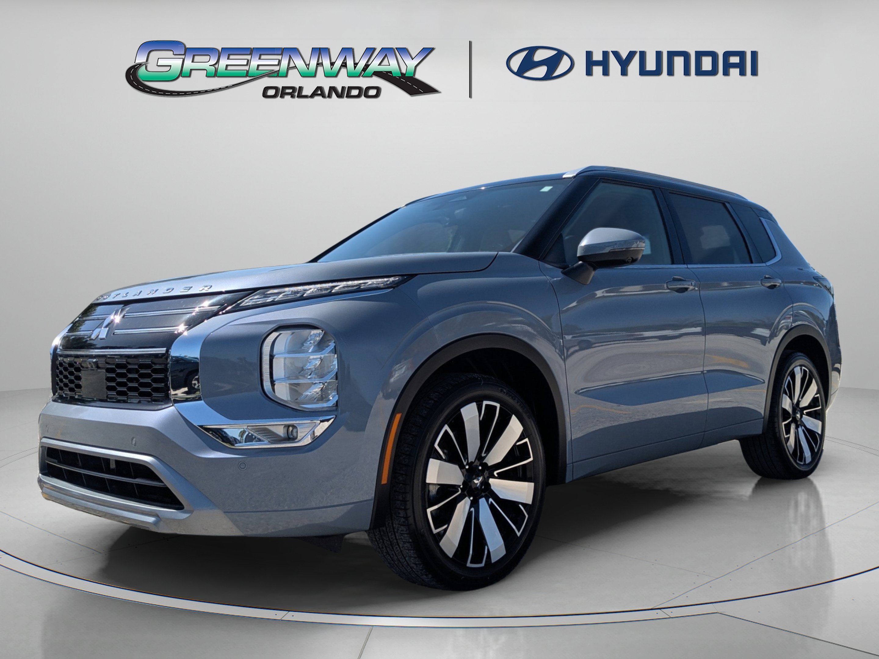 Used 2025 Moonstone Gray Metallic/Black Roof Mitsubishi SEL image 4