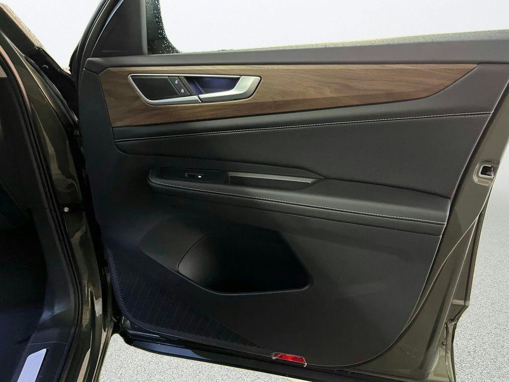 New 2026 Green Volkswagen SE w/Technology image 11