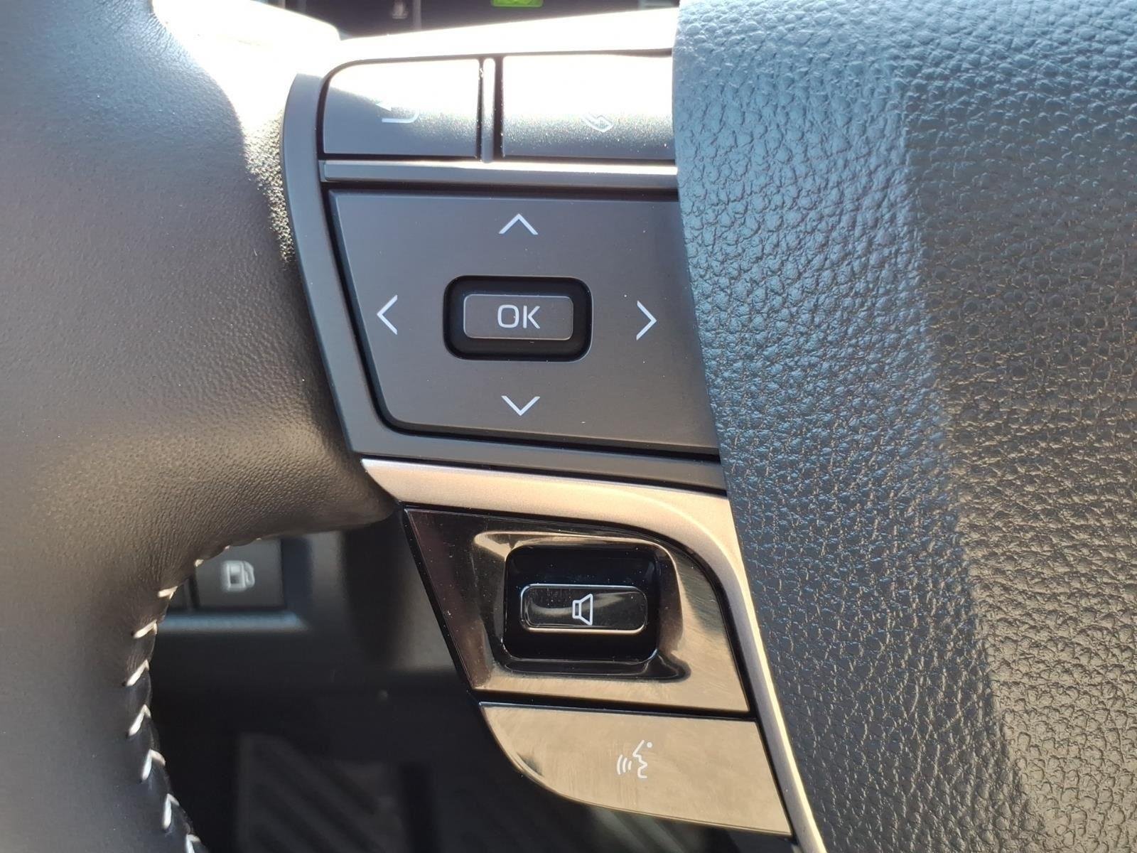 Used 2025 Ice Cap Toyota SE image 13