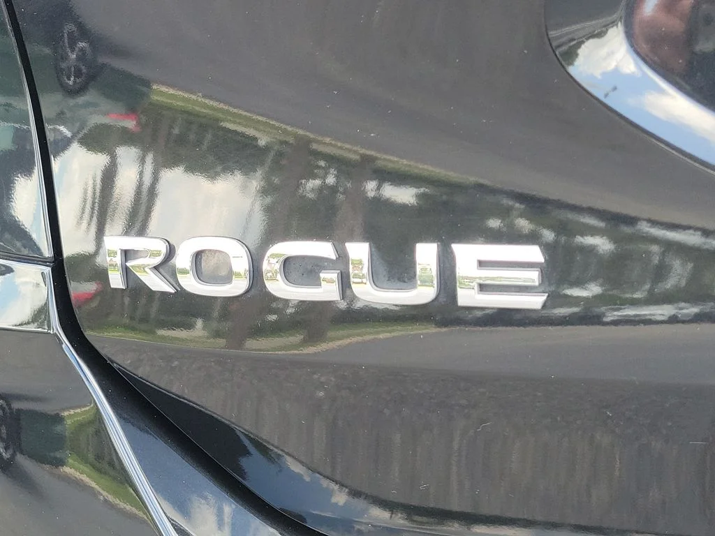 Used 2018 Black Nissan SL image 9