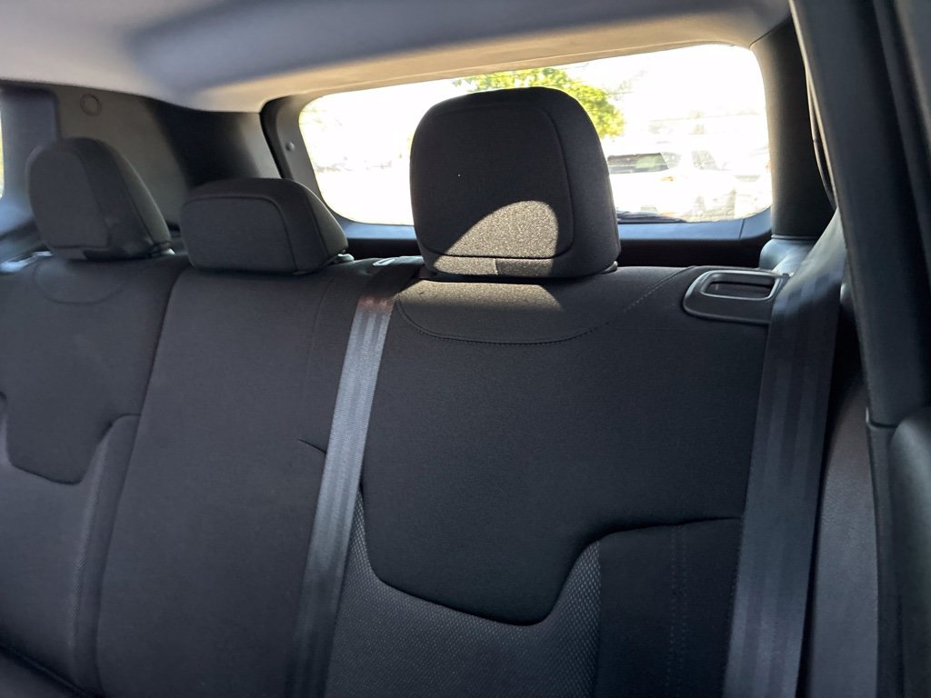 Used 2023 White Jeep Latitude image 25