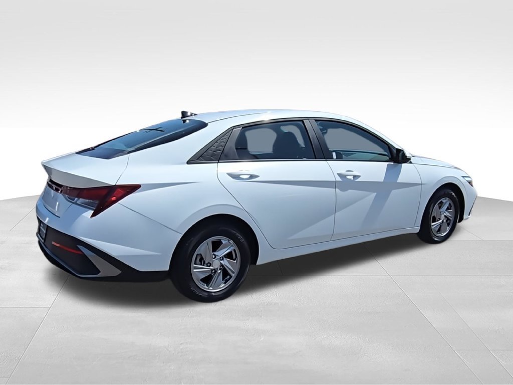 Used 2025 White Hyundai SE image 10