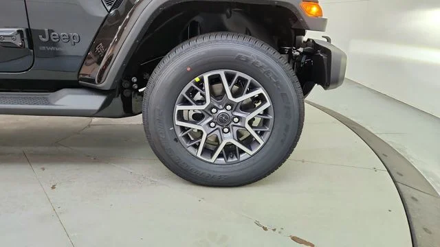 New 2026 Black Clear-Coat Exterior Paint Jeep Sahara image 15