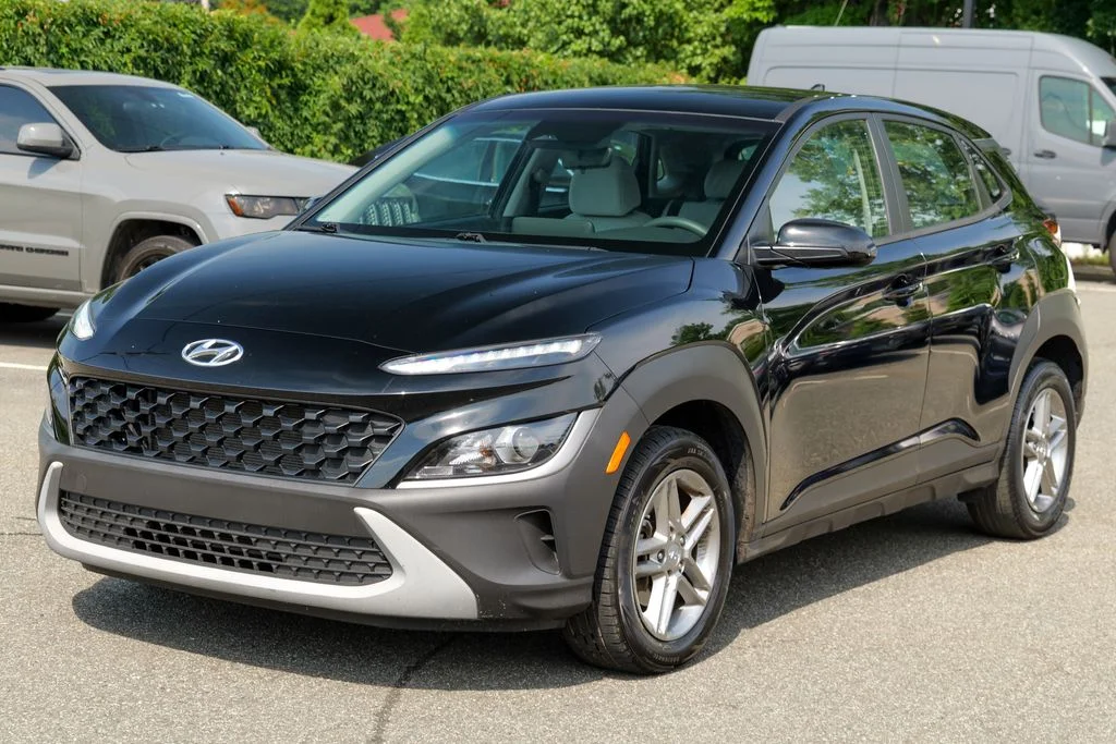 Used 2023 Abyss Black Pearl Hyundai SE image 3