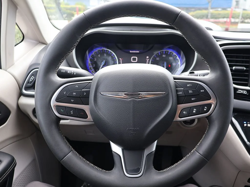 Used 2023 Black Chrysler Touring L image 33