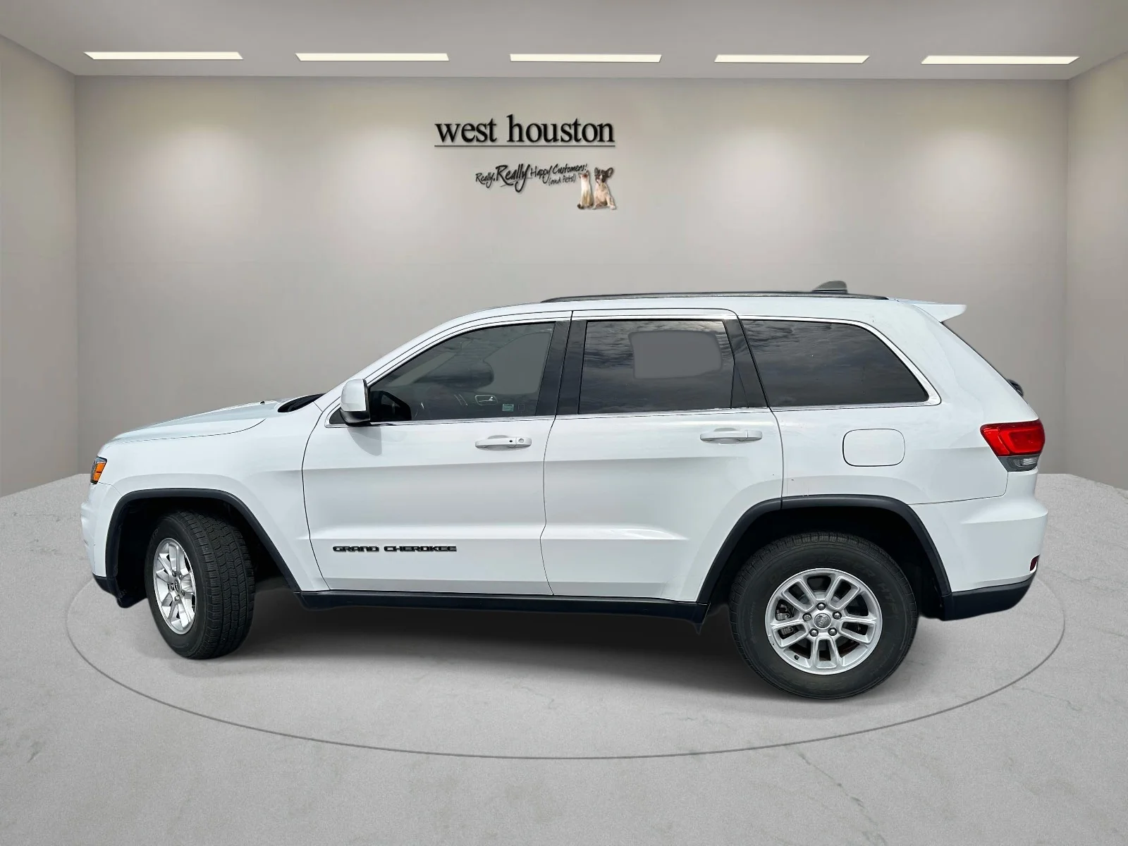 Used 2018 Bright White Clearcoat Jeep Laredo image 9