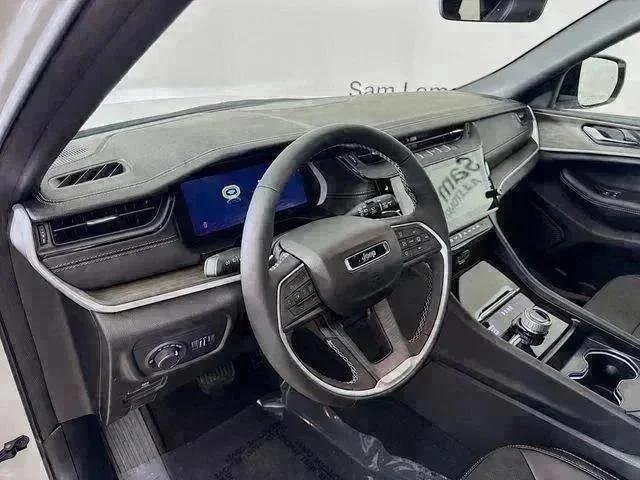 New 2026 Bright White Clear-Coat Exterior Paint Jeep Laredo image 9