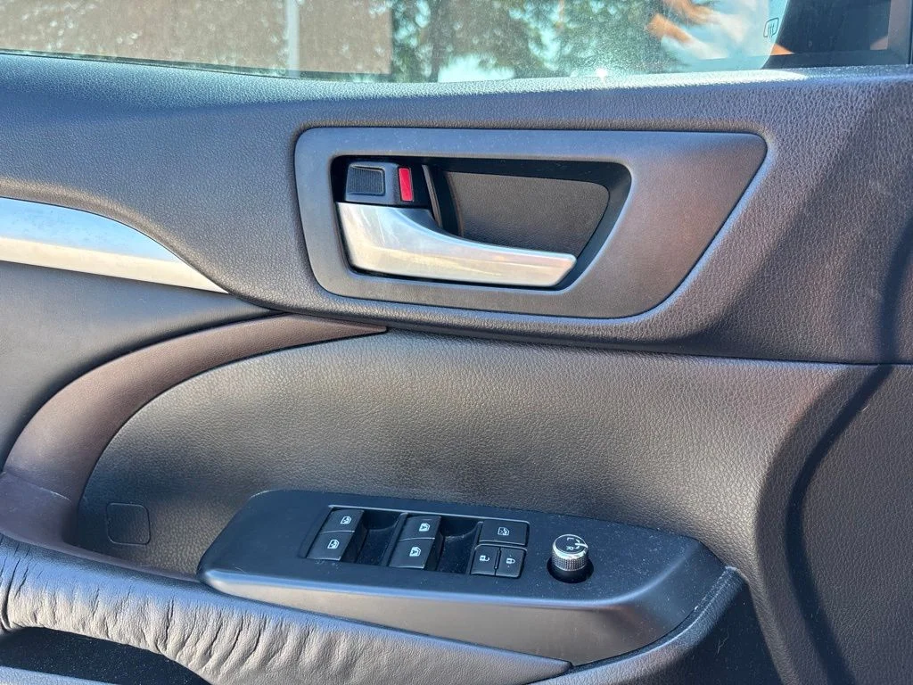 Used 2016 Gray Toyota XLE V6 image 14