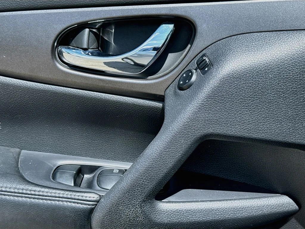 Used 2014 Silver Nissan SV image 21