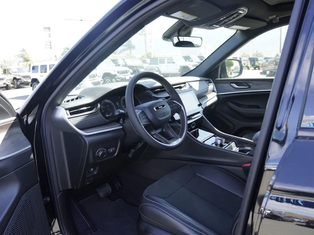 New 2026 Diamond Black Crystal Pearl-Coat Exterior Paint Jeep Laredo Altitude image 20