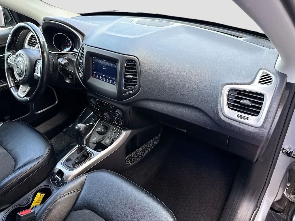 Used 2019 Billet Silver Metallic Clearcoat Jeep Latitude image 28