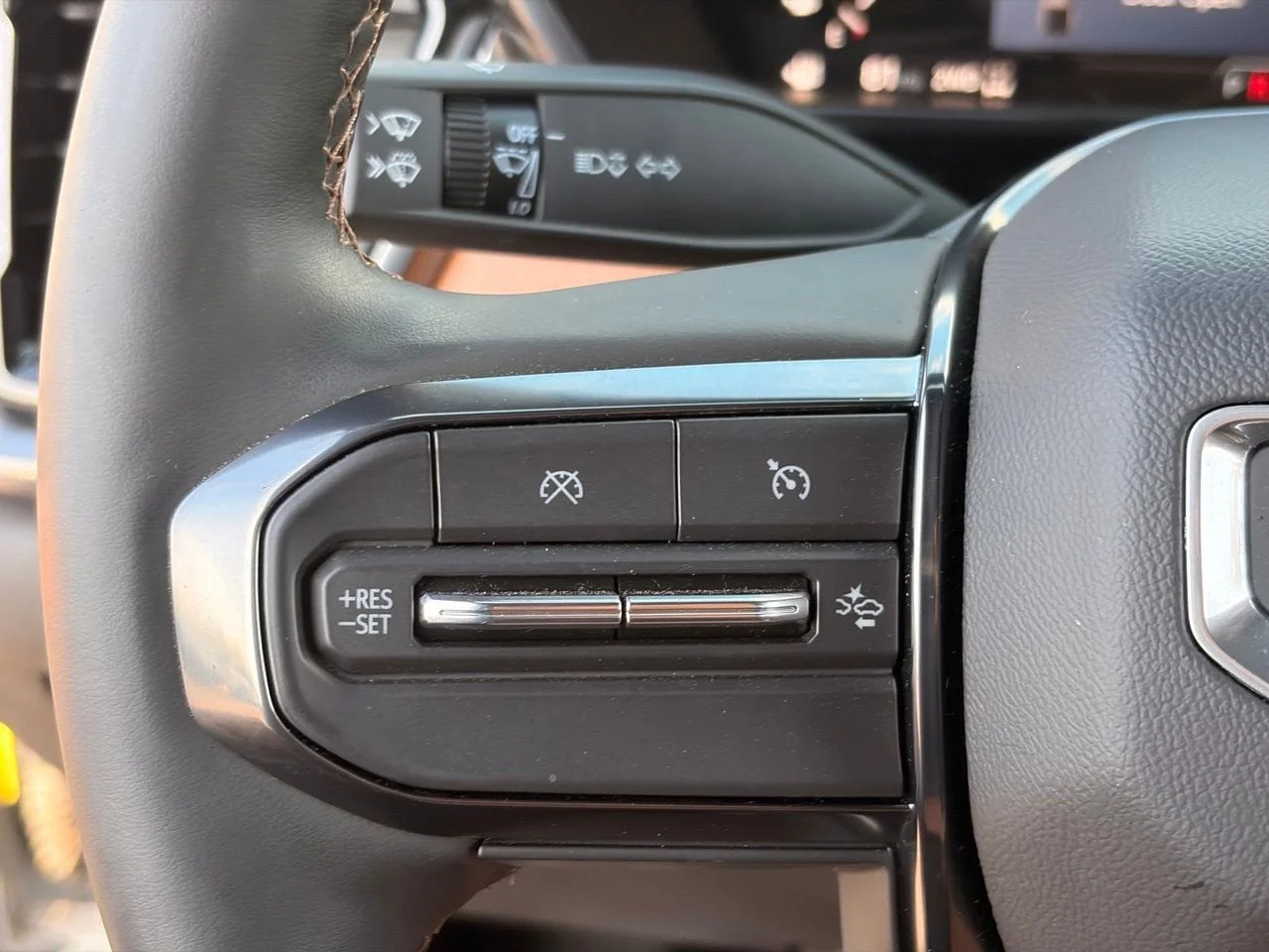 Used 2025 Summit White GMC AT4 image 29