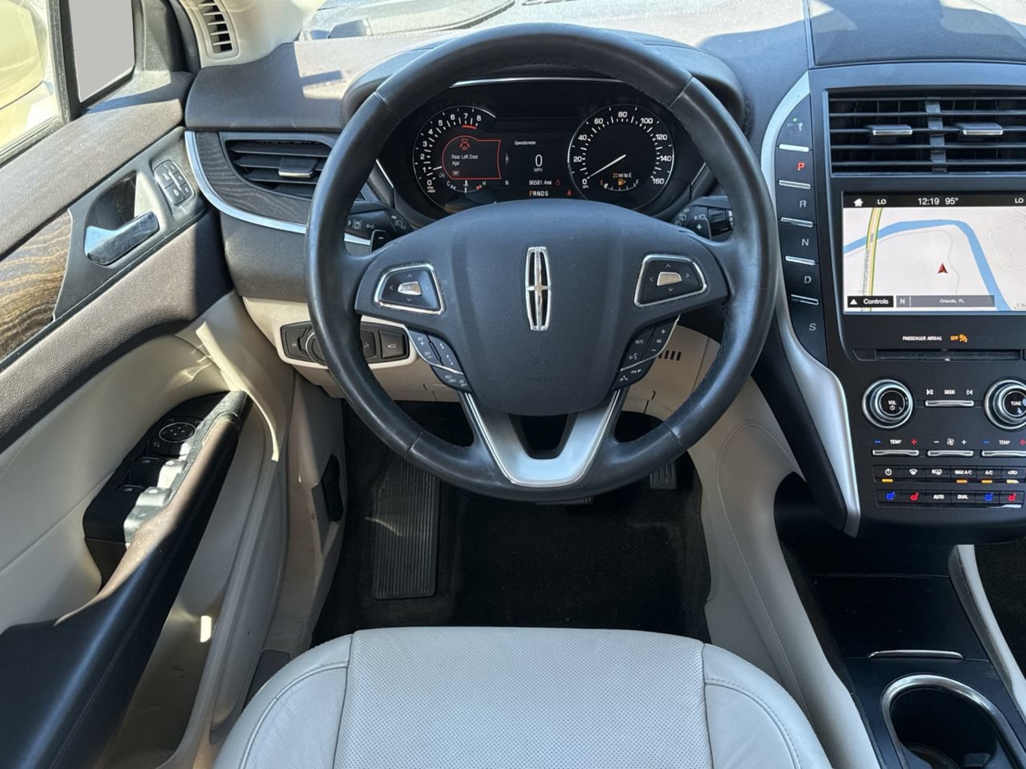 Used 2018 Ivory Pearl Lincoln Reserve image 14