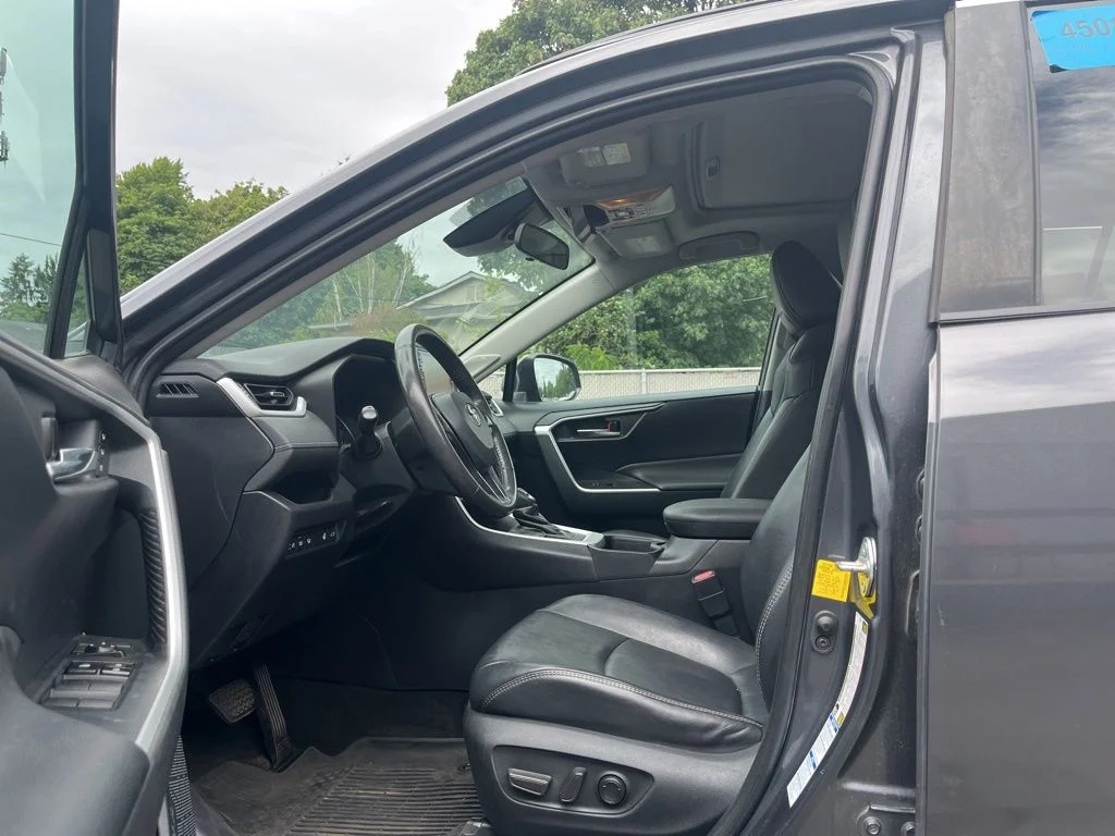 Used 2019 Gray Toyota XLE Premium image 10