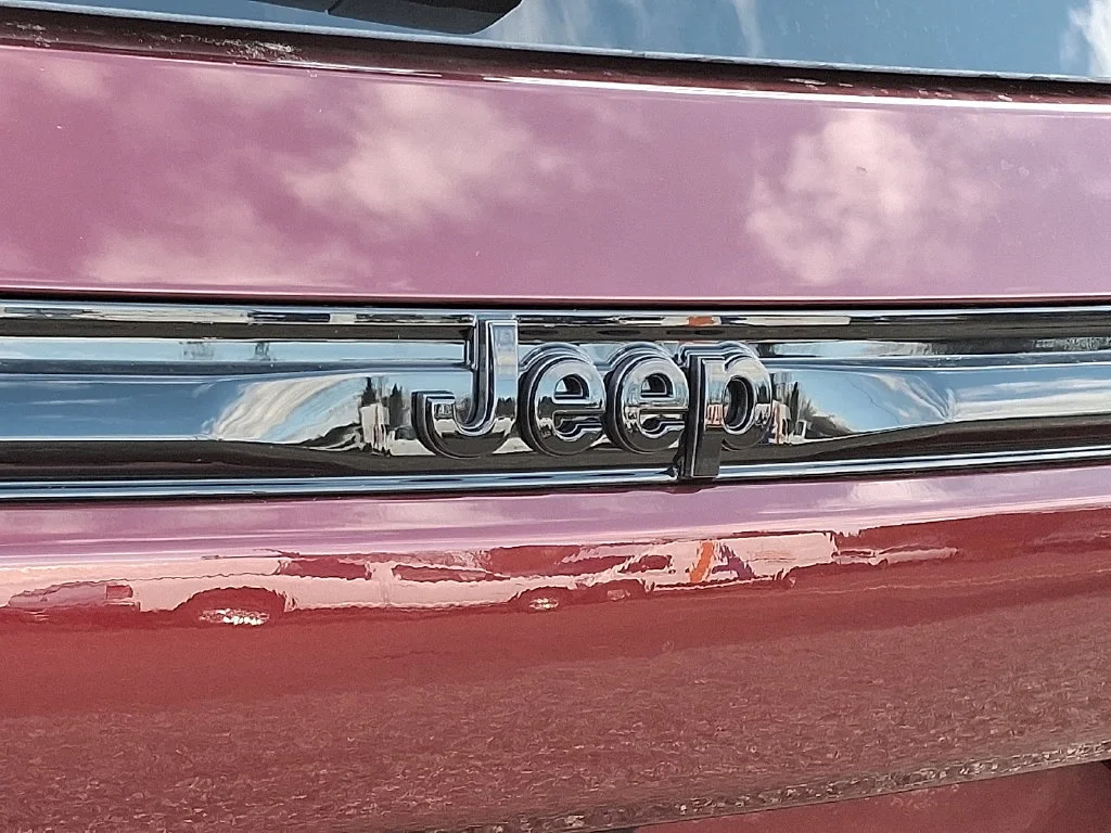 New 2025 Velvet Red Pearl-Coat Exterior Paint Jeep Altitude X image 21