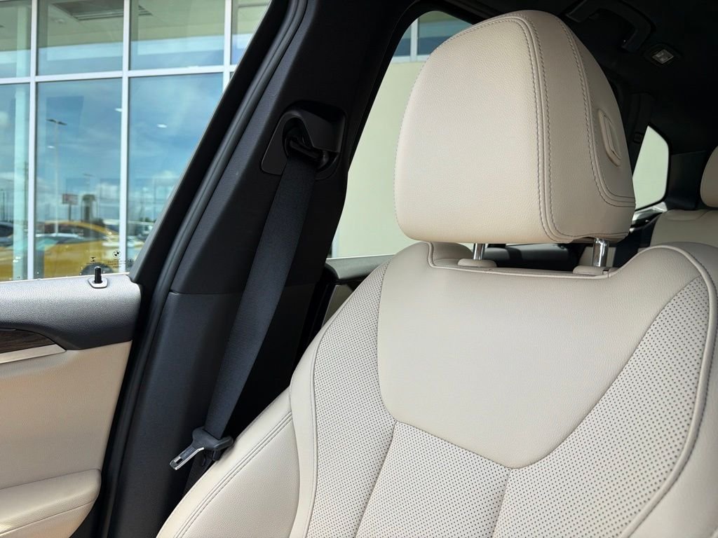 Used 2023 White BMW sDrive30i image 23