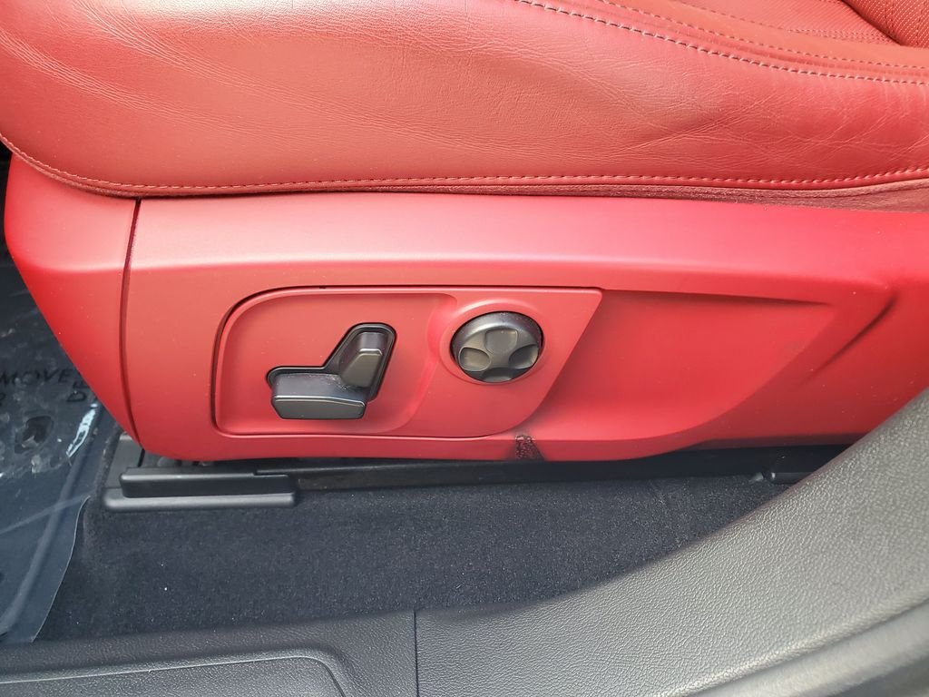 Used 2019 White Maserati Base image 19