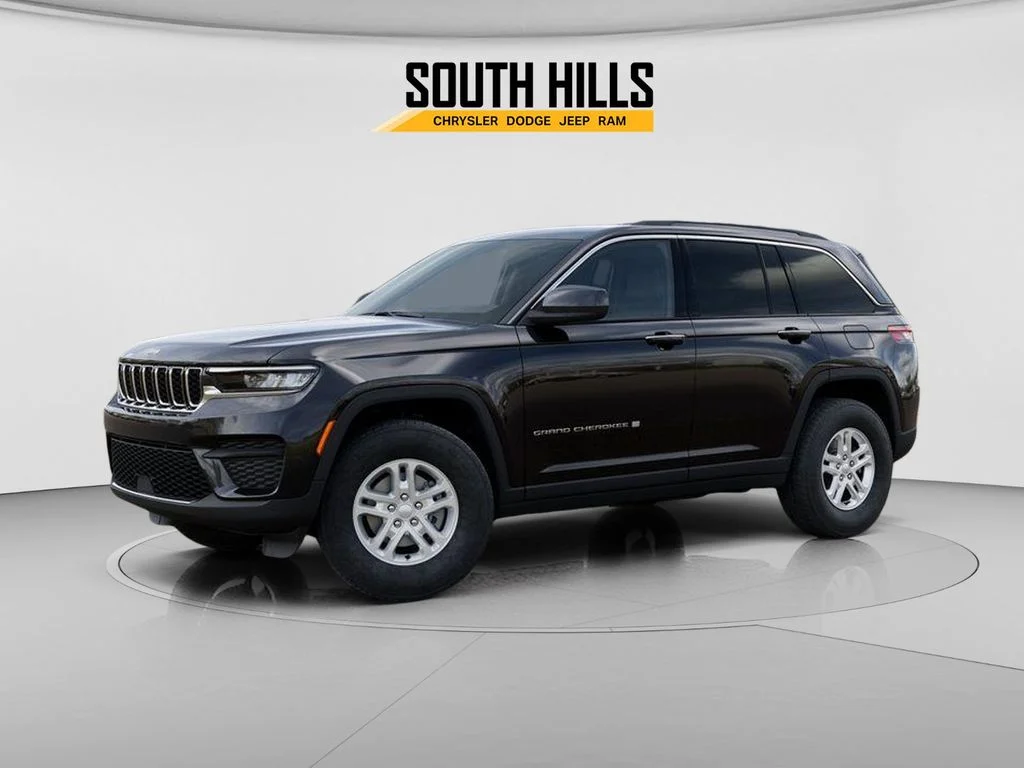 New 2025 Diamond Black Crystal Pearl-Coat Exterior Paint Jeep Laredo image 2