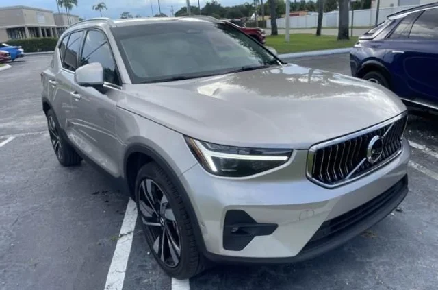 2024 Volvo XC40 B5 Plus Bright Theme
