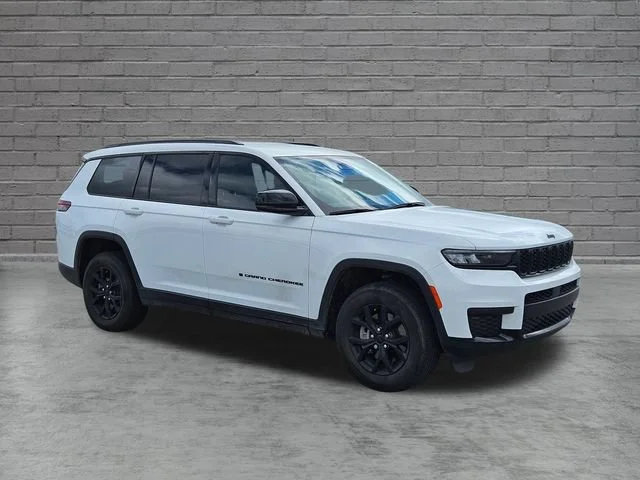 Used 2024 White Jeep Altitude image 7