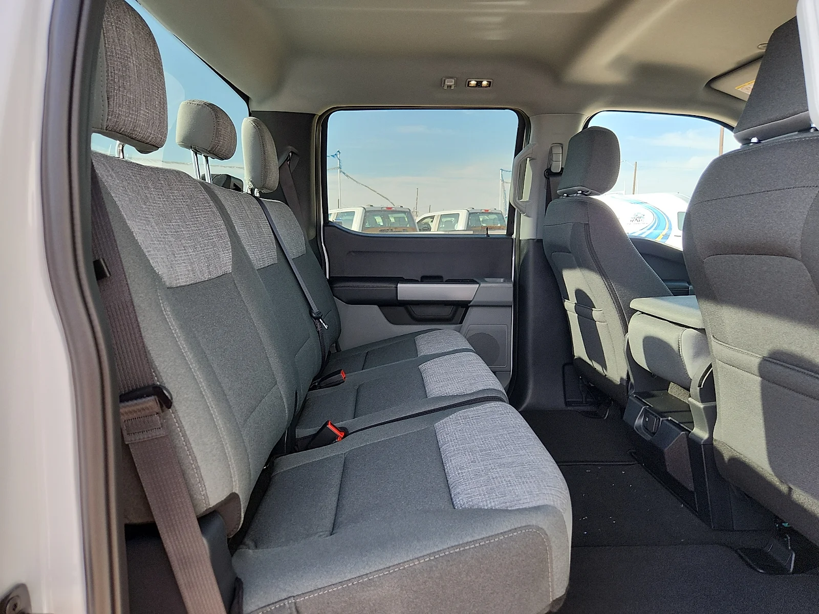 New 2027 Oxford White Ford XLT image 19