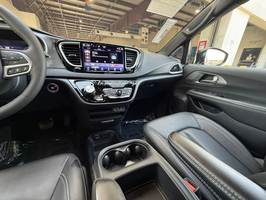 Used 2025 Black Chrysler Select image 15