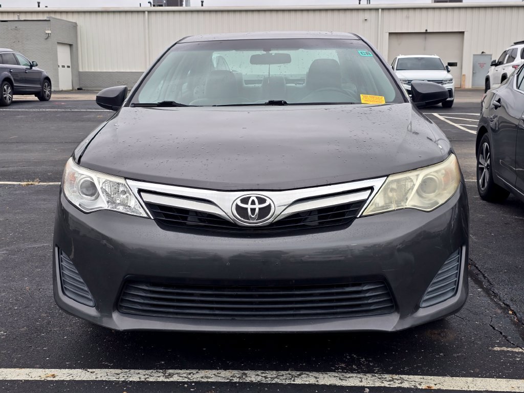 Used 2014 Gray Toyota LE image 2