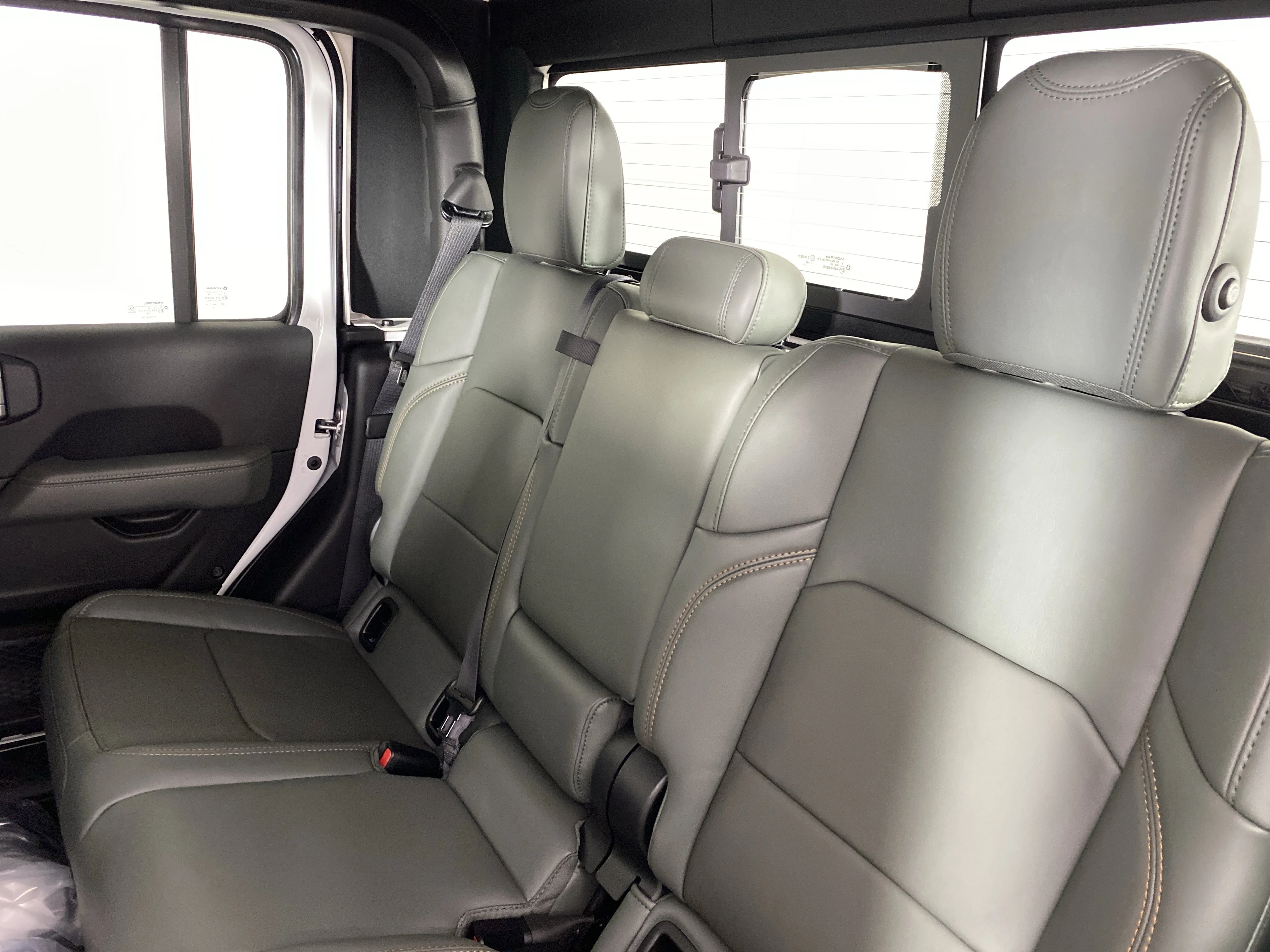 New 2026 Bright White Clear-Coat Exterior Paint Jeep Mojave X image 29