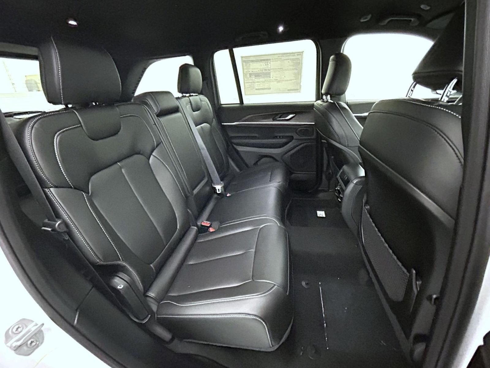 New 2026 Bright White Clear-Coat Exterior Paint Jeep Limited image 18