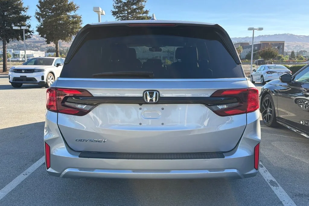 Used 2025 Solar Silver Metallic Honda EX-L image 6