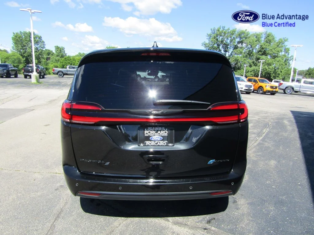 Certified Used 2022 Brilliant Black Crystal Pearlcoat Chrysler Limited image 16