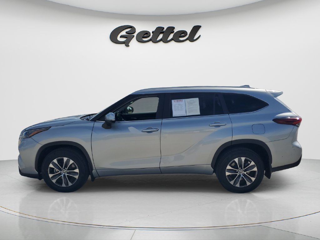 Used 2025 Silver Toyota XLE image 8