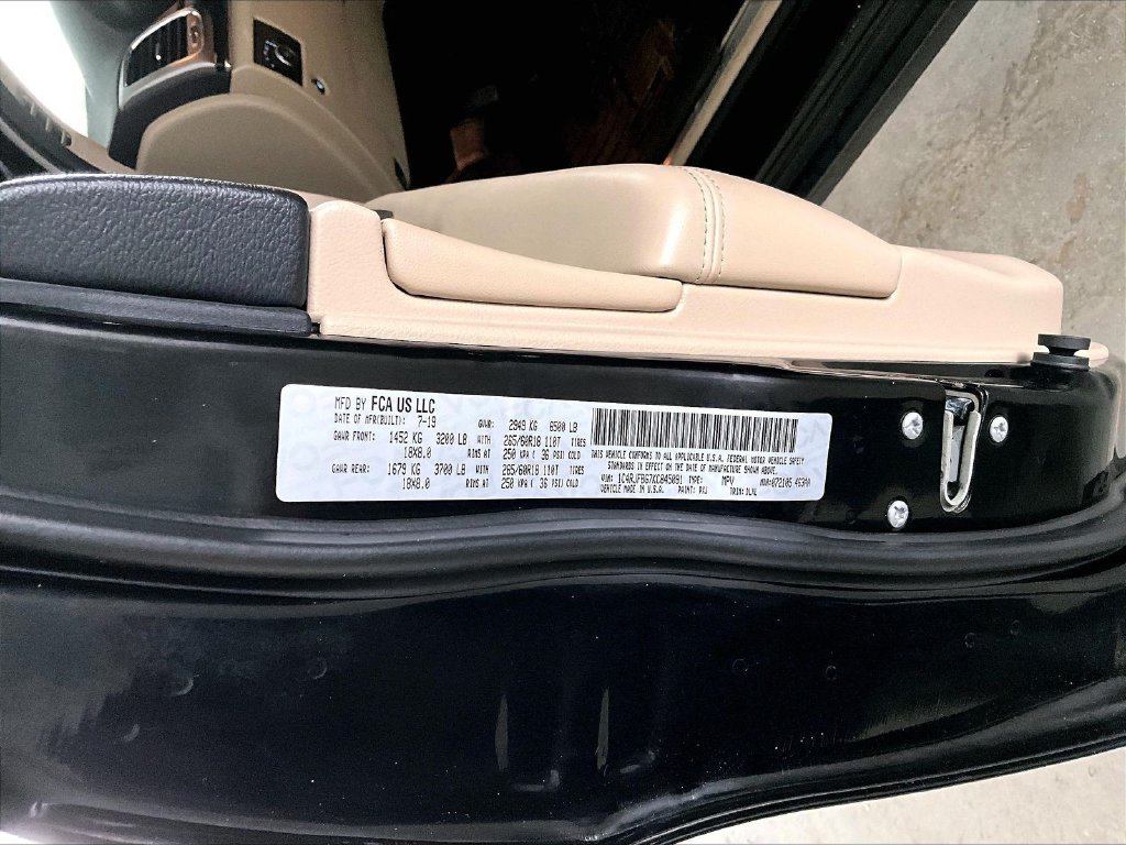 Used 2019 Diamond Black Crystal Pearlcoat Jeep Limited image 34