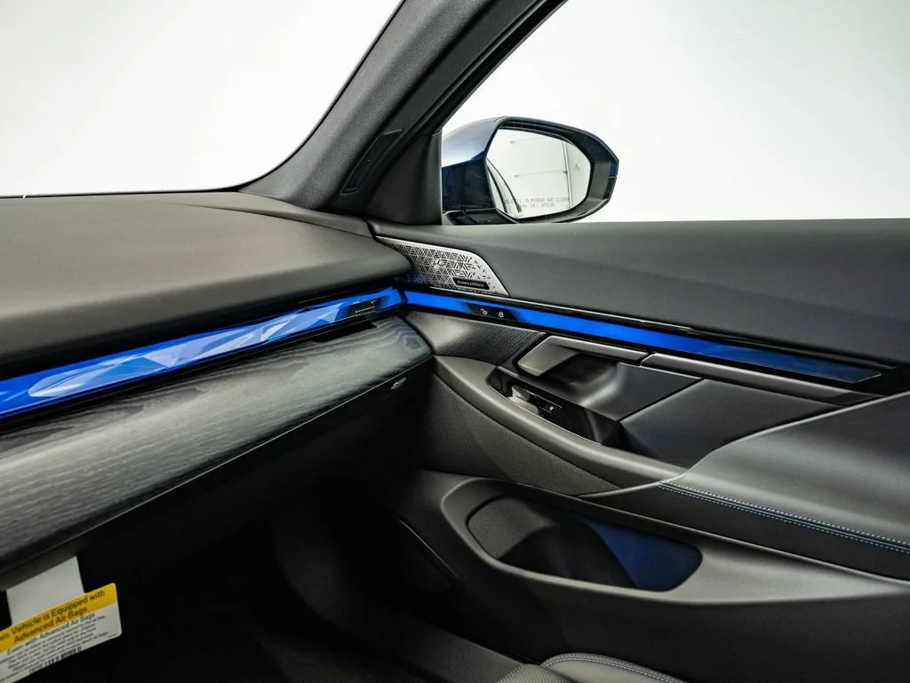 New 2027 Tanzanite Blue II Metallic BMW 550e xDrive image 36