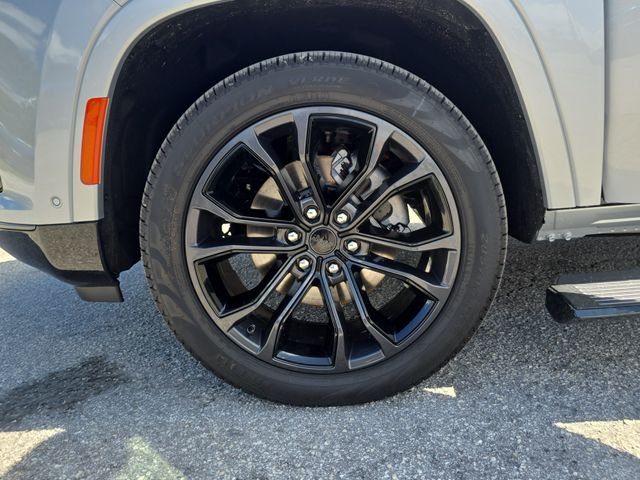 New 2026 Silver-Zynith Exterior Paint Jeep Summit Reserve image 29