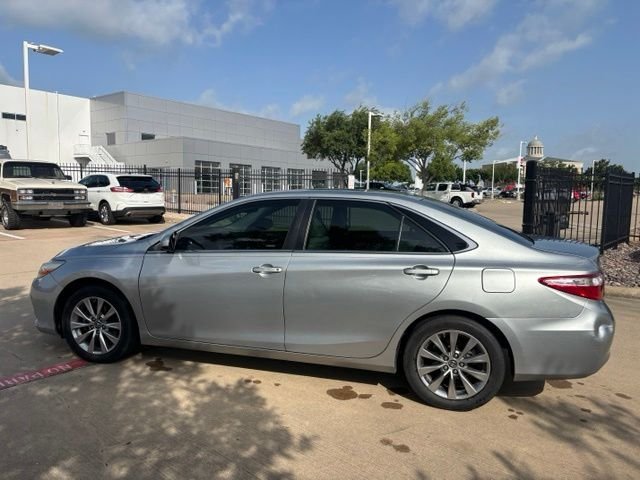 Used 2017 Silver Toyota XLE image 8