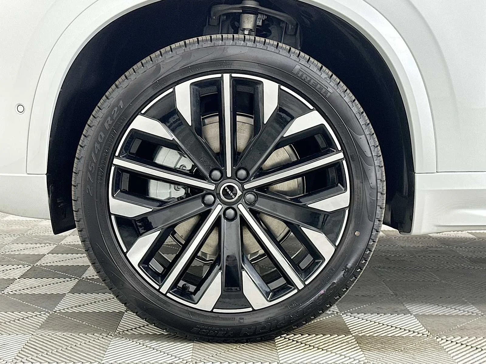 Used 2025 Crystal White Volvo Plus image 31
