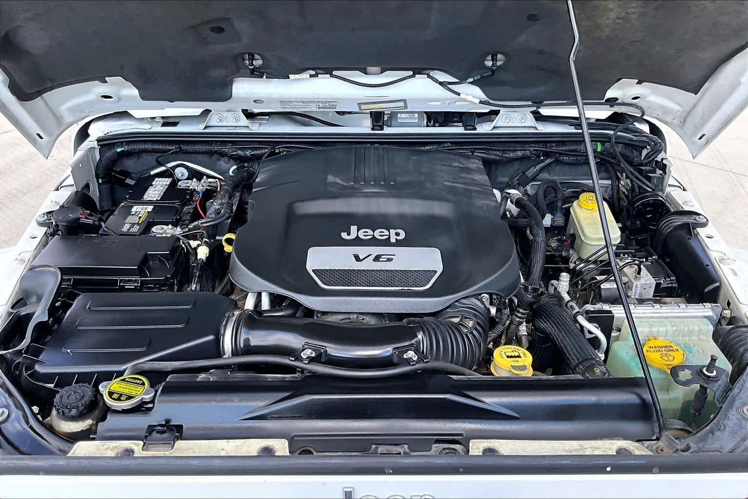Used 2014 Bright White Clearcoat Jeep Sahara image 24