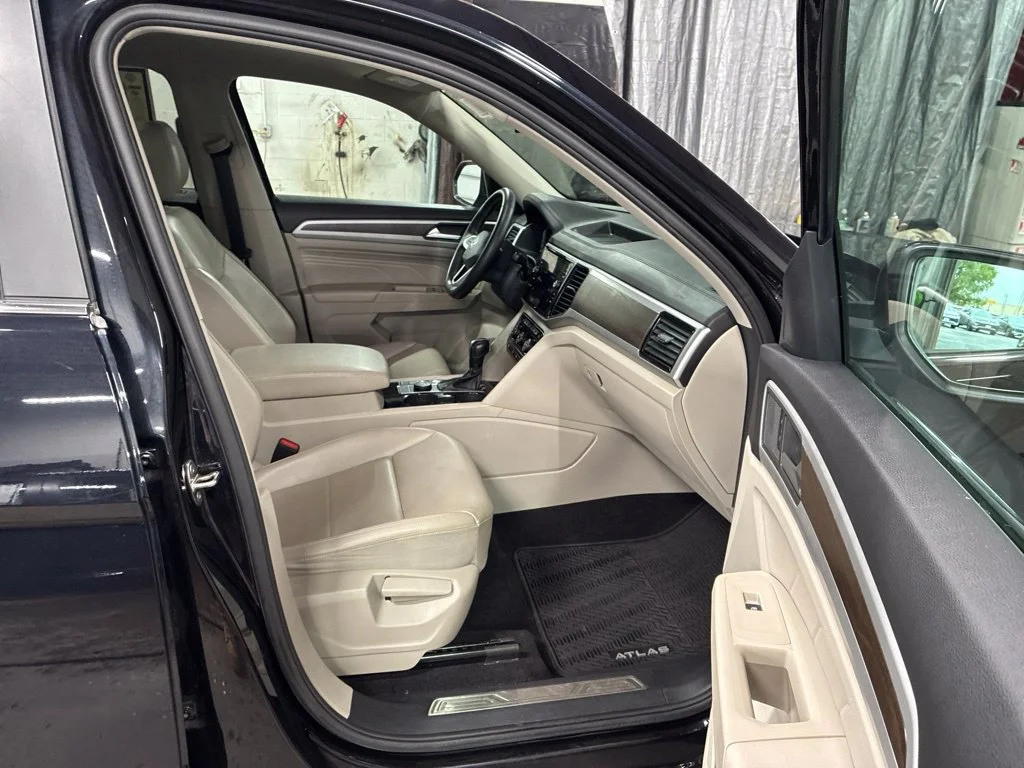 Used 2022 Black Volkswagen 3.6L V6 SE w/Technology image 43