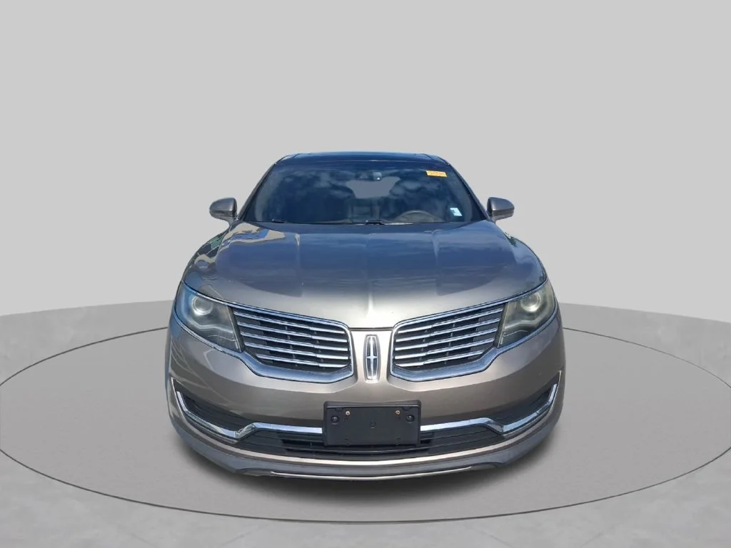 Used 2016  Lincoln Reserve image 2