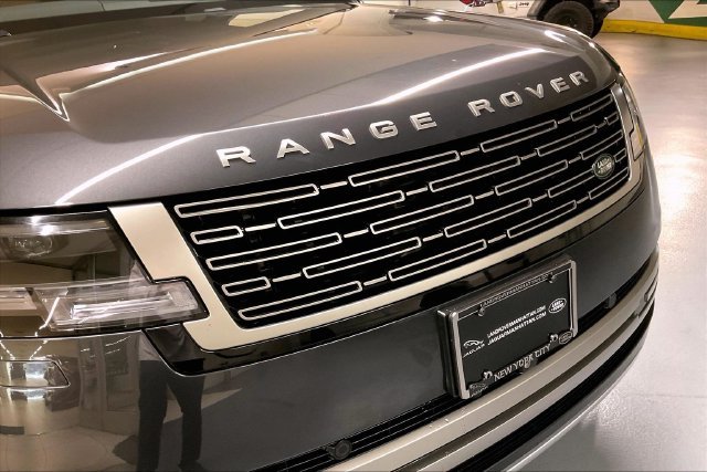 Used 2024 Gray Land Rover SE image 33