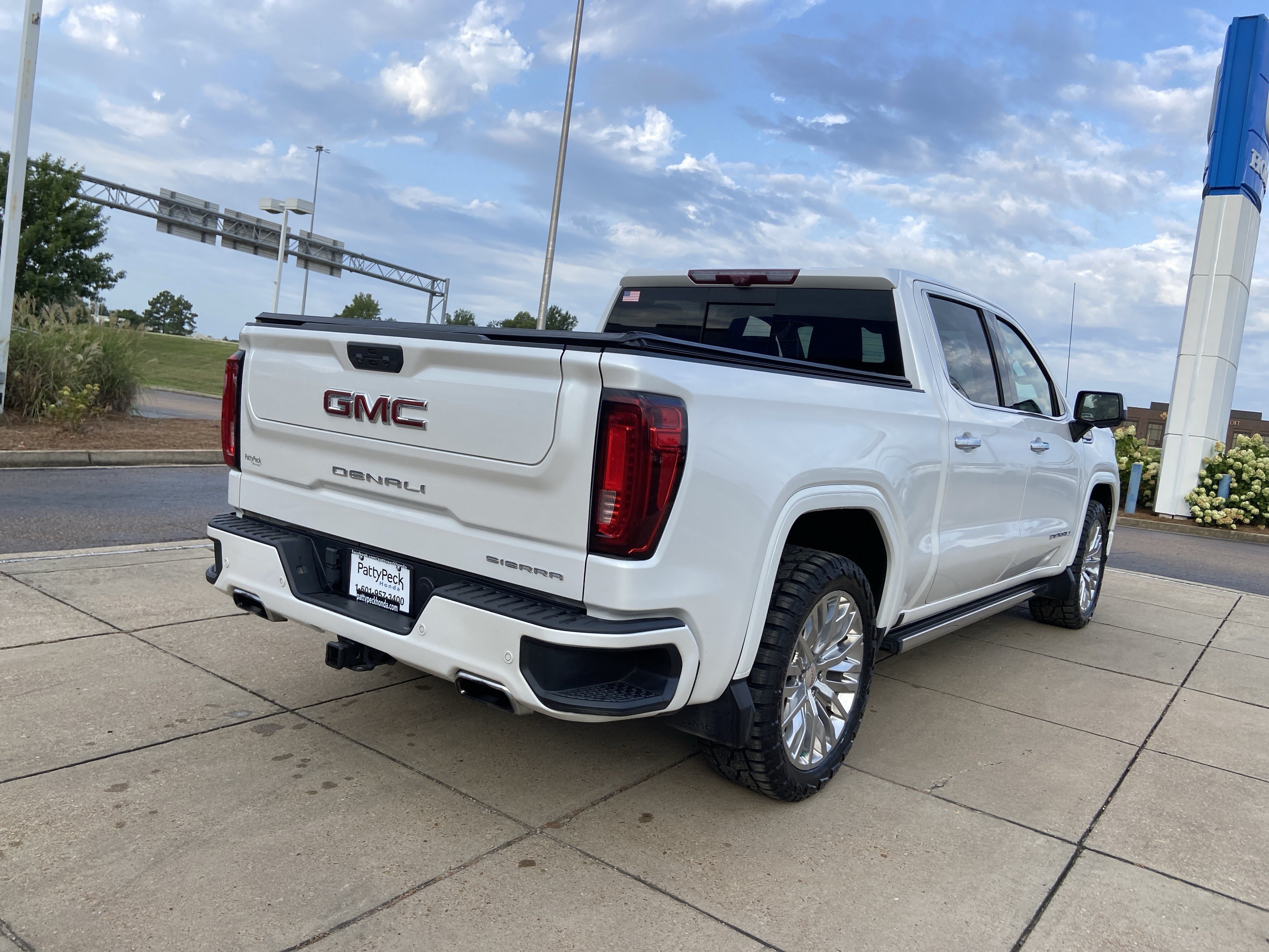 Used 2022 White Frost Tricoat GMC Denali image 11