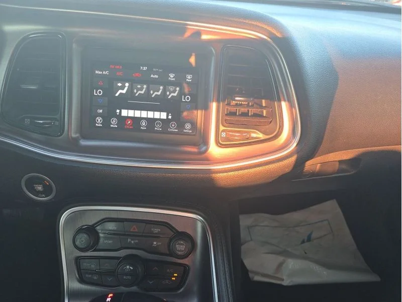 Used 2018 Pitch Black Clearcoat Dodge SXT image 27