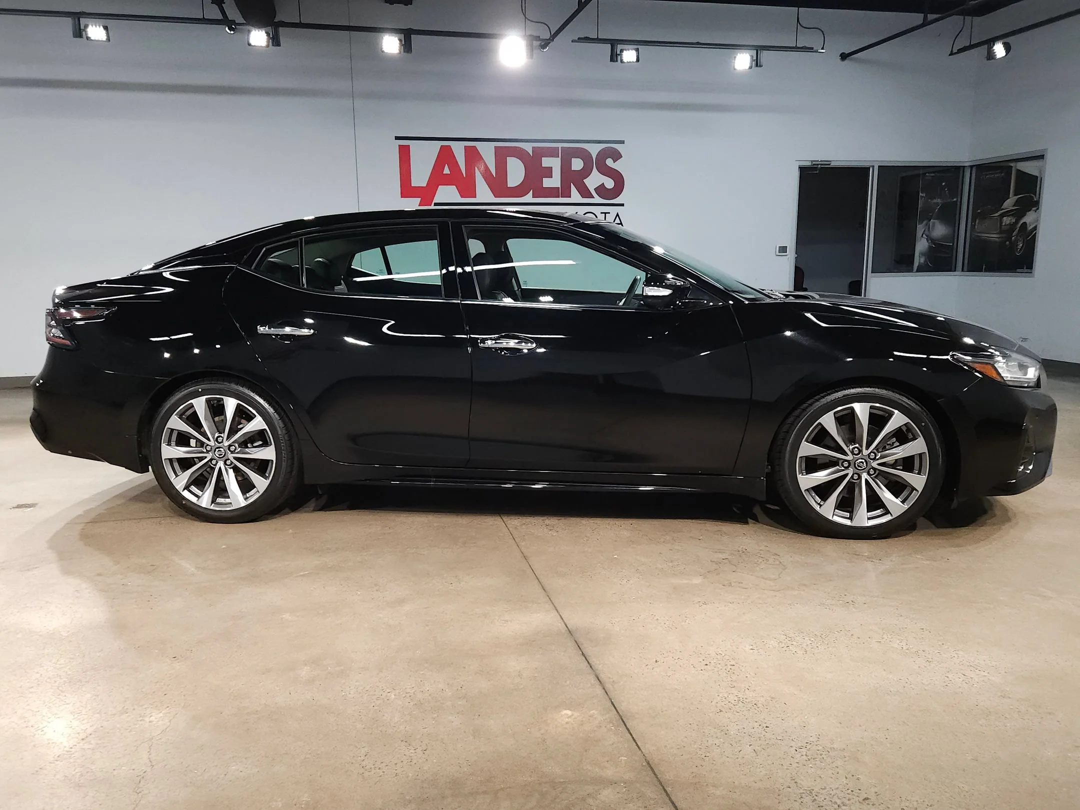 Used 2020 Super Black Nissan Platinum image 8