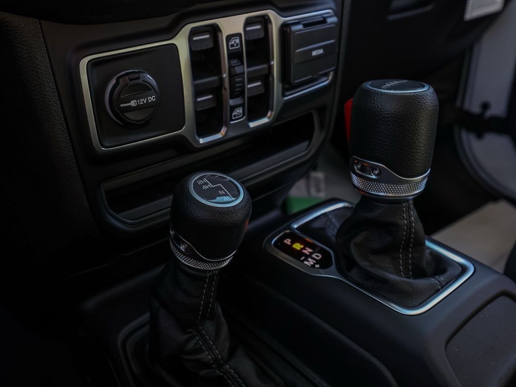 New 2026 Bright White Clear-Coat Exterior Paint Jeep Sport S image 28