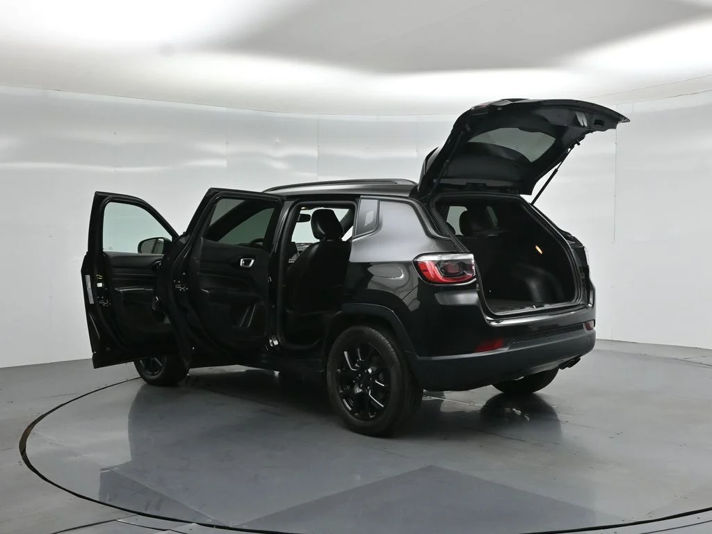 Used 2022 Black Jeep Altitude image 30