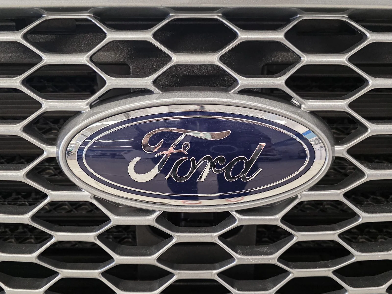 New 2024 Iconic Silver Metallic Ford SE image 13
